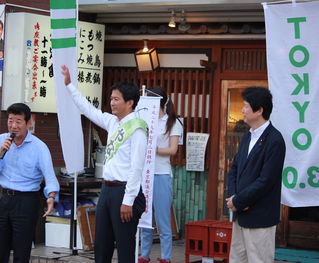 左から松井代表、やながせ裕文候補、足立代議士