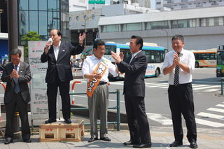 左から藤巻代議士、片山共同代表、鈴木かつひろ候補、室井代議士