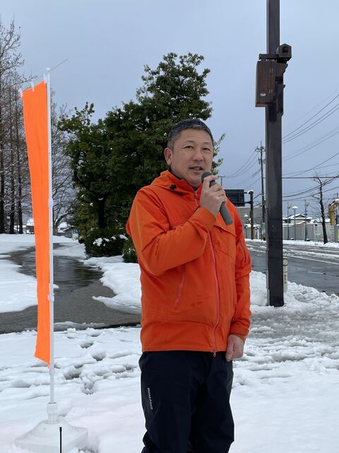 雪の中で街頭演説する吉田豊史