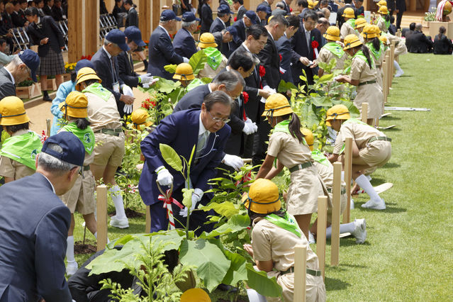 地元富山の子供と一緒に植樹をしました