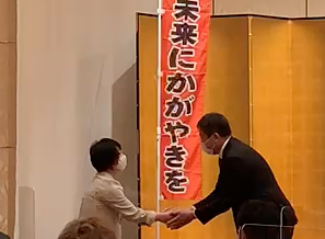 上野ほたる富山市議と握手する吉田豊史