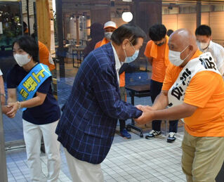 支持者と握手する上野候補・京谷候補