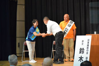 上野候補・京谷候補と握手する吉田豊史
