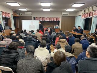 長江公民館に集まった聴衆（奥に野上参議院議員、古井候補）