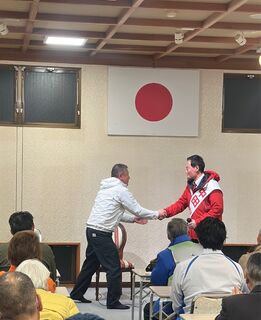 中田宏候補と握手する吉田豊史